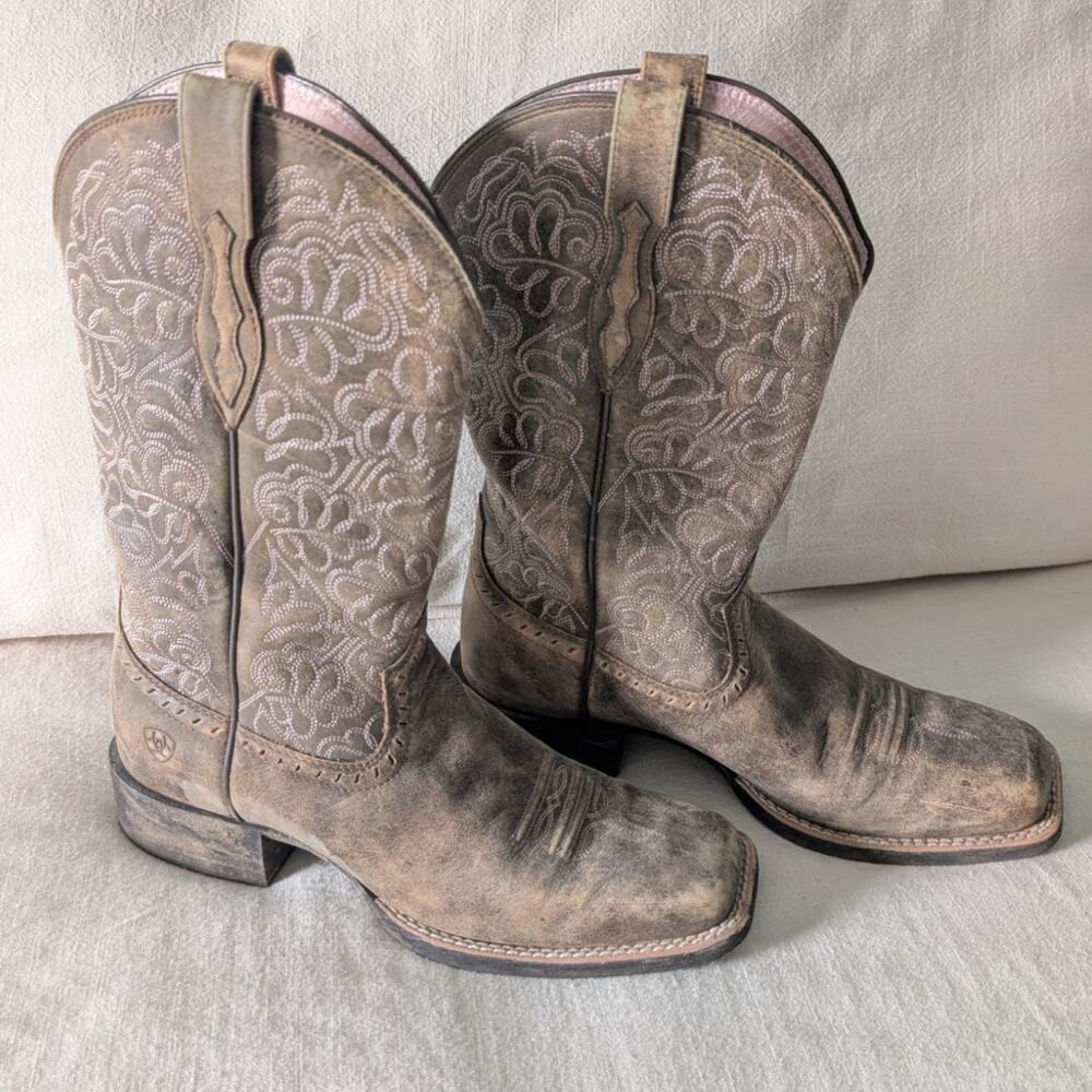 Ariat Round Up Remuda Wide Square Toe Western Boot size 8